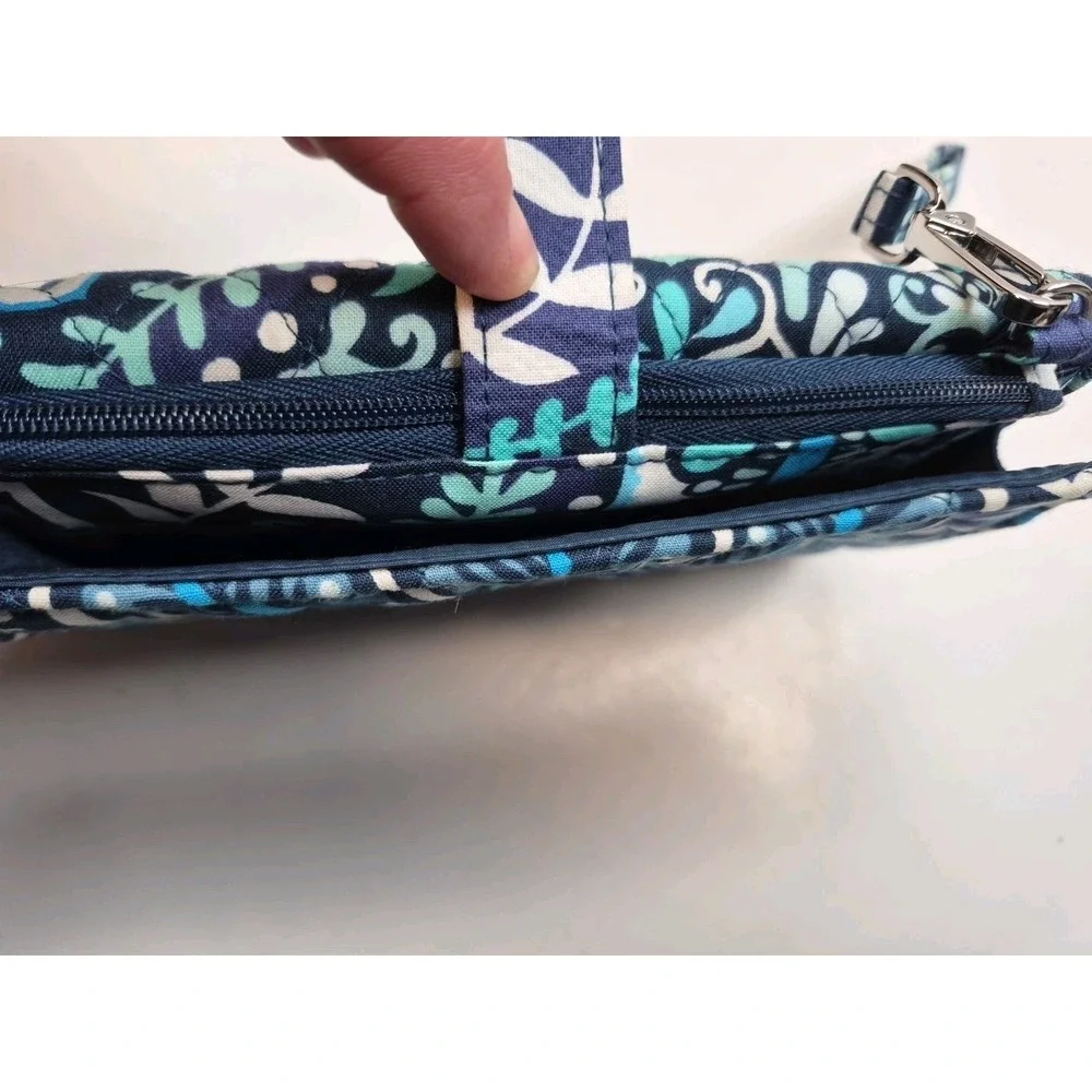 Vera Bradley Blue Island RFID Trifold Wallet Wristlet Retired New Without Tag - Picture 3 of 14